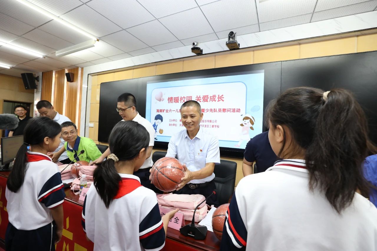 1717548345392891.jpg 情暖校园 关爱生长 尊龙凯时开展六一儿童节公益捐赠活动2.jpg